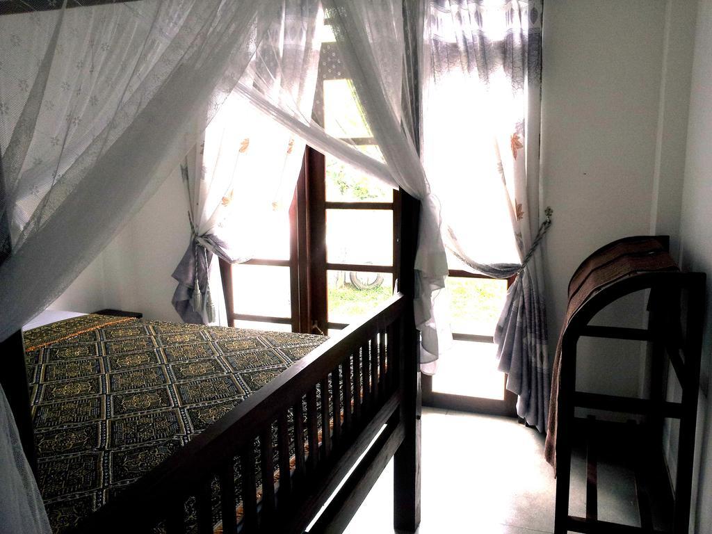Ceylon Surf Guest And Restaurant Bed & Breakfast Weligama Room photo